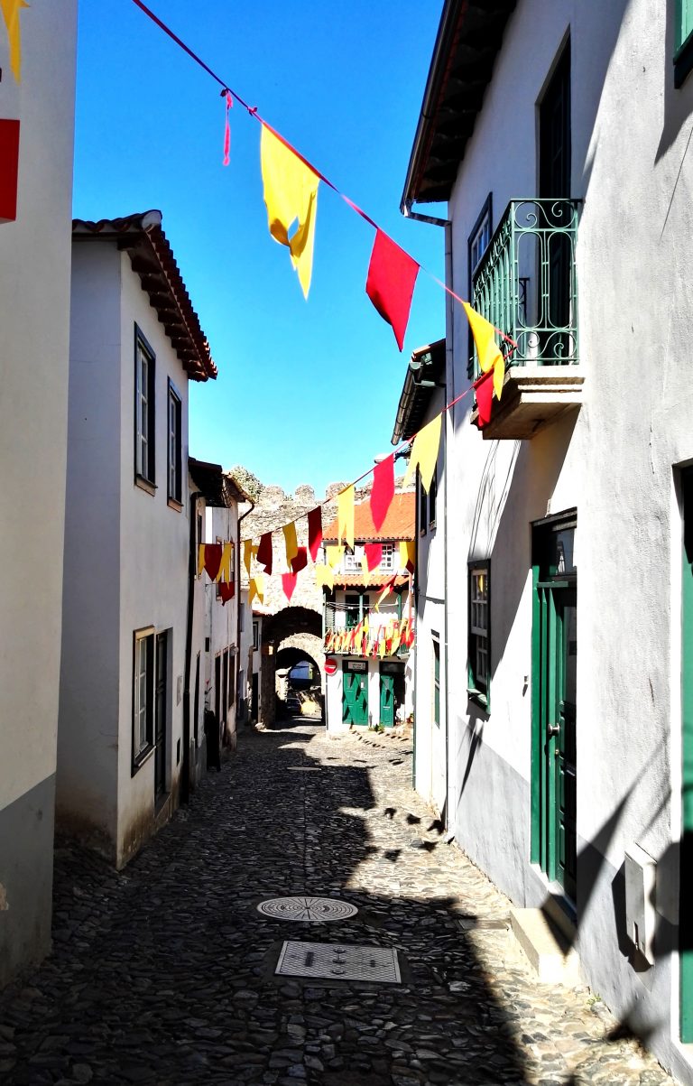 Ruta por el norte de Portugal: de Braganza a Oporto - Calles del castillo de Braganza