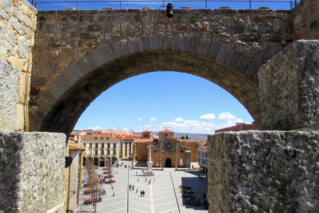 Iglesia-de-san-pedro-un-dia-en-avila