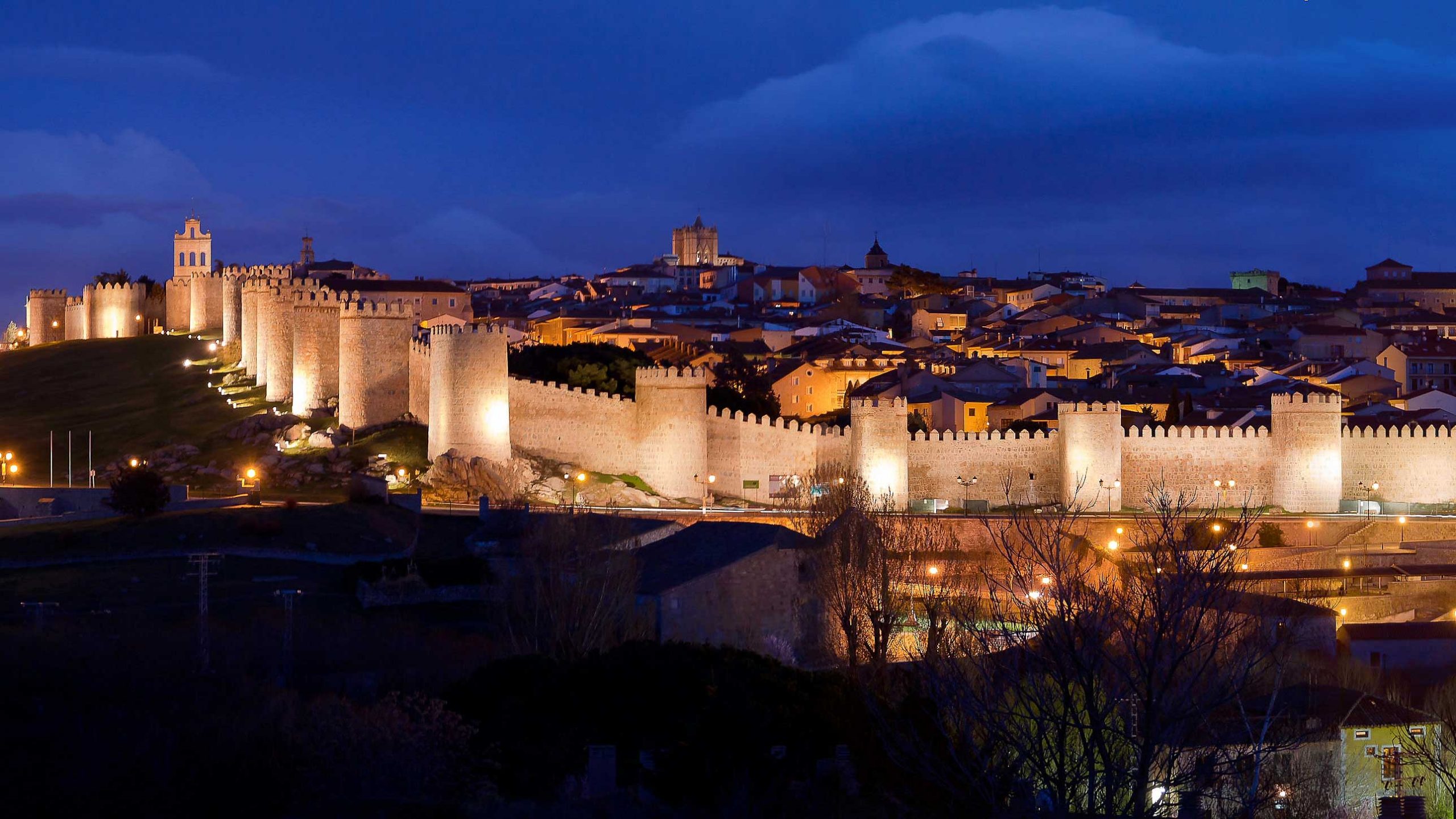 Muralla Ávila de noche - Un día en Ávila